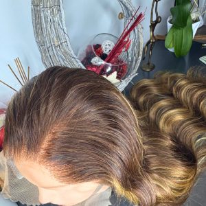 Perruque body wave longueur 26 en cheveux naturels, couleur marron blond, avec ondulations souples et élégantes, offrant un rendu naturel et volumineux.