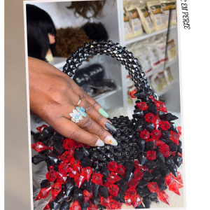 Sac artisanal en perles noir et rouge, élégant et fait main, avec un motif raffiné et des finitions soignées, idéal pour une tenue chic et originale."