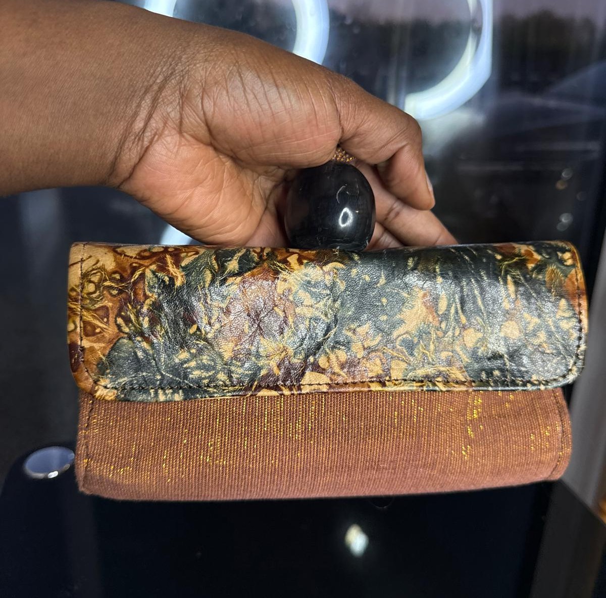 Pochette à main artisanal en cuir de mouton et pagne Faso Danfani tissé à la main, accessoire authentique du Burkina Faso, élégant et original.
