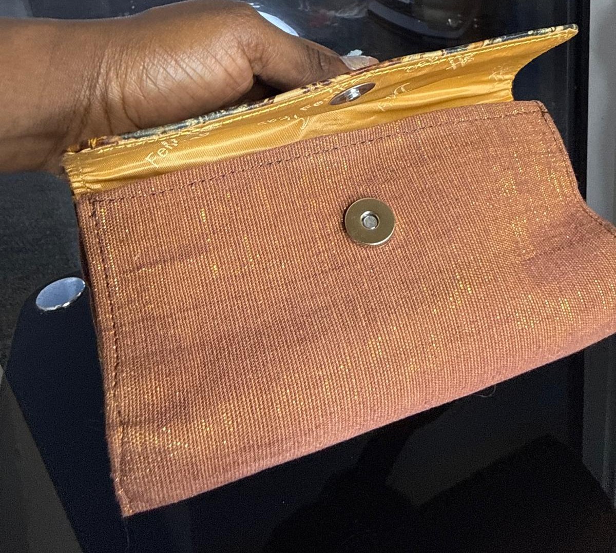 Pochette à main artisanal en cuir de mouton et pagne Faso Danfani tissé à la main, accessoire authentique du Burkina Faso, élégant et original.