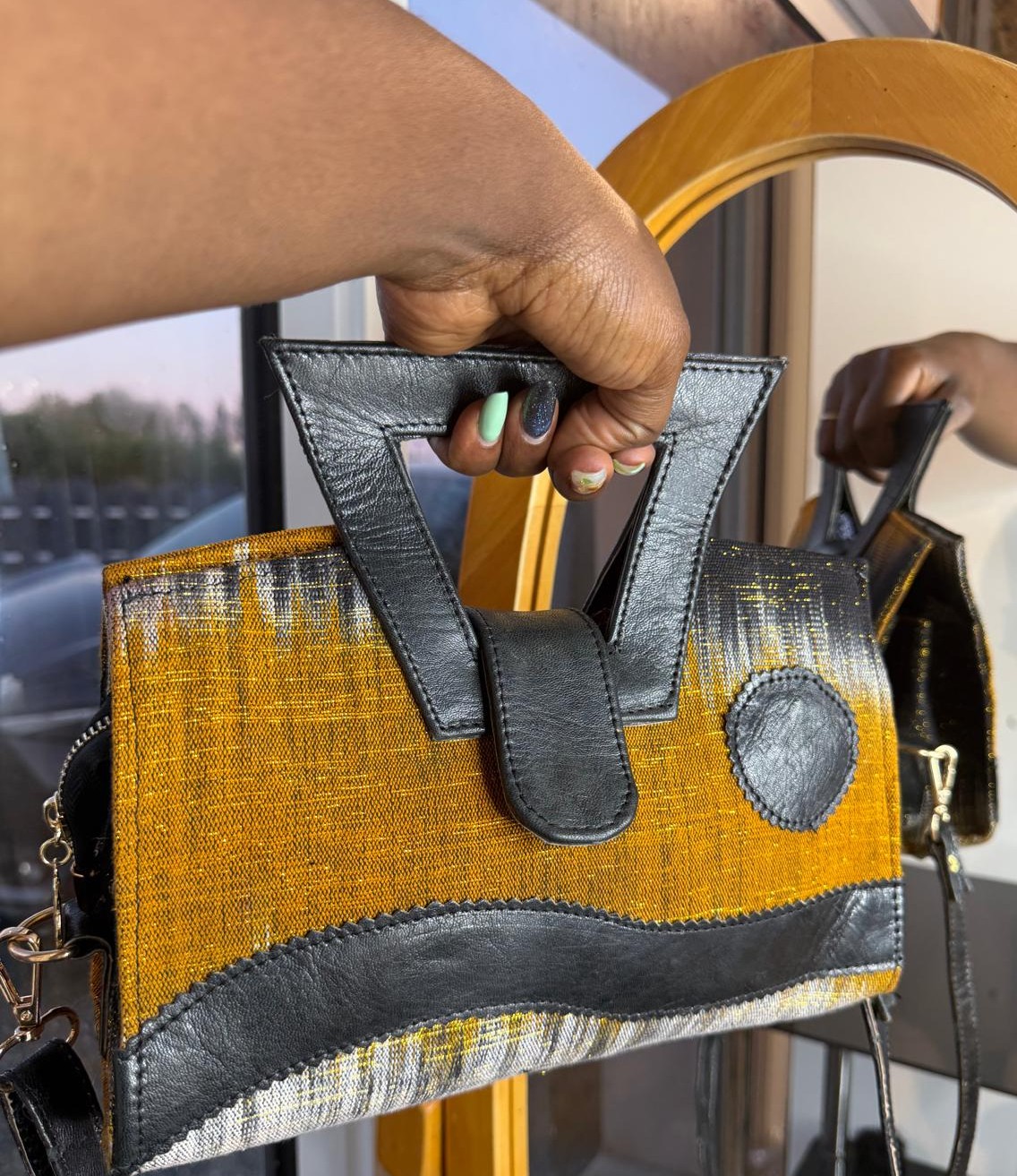 Sac en cuir-mix-faso danfani-pagne tissé- jaune-noir – Image 2