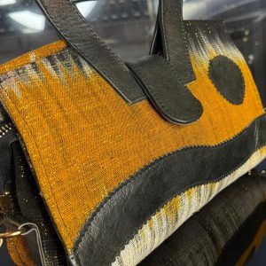 Sac à main artisanal en cuir de mouton et pagne Faso Danfani tissé à la main, accessoire authentique du Burkina Faso, élégant et original.