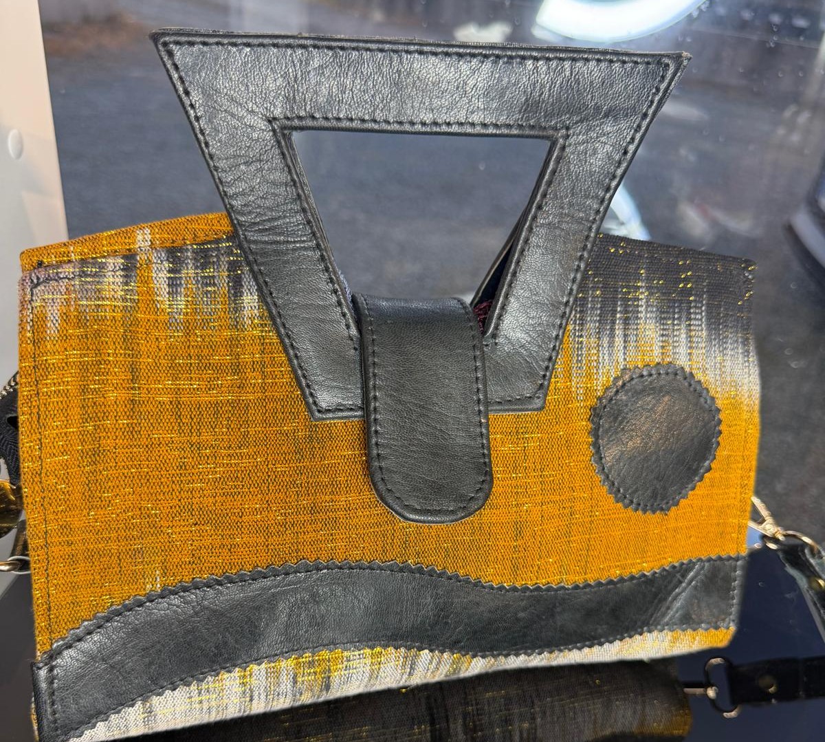 Sac en cuir-mix-faso danfani-pagne tissé- jaune-noir – Image 3