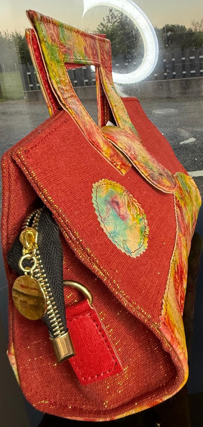 Sac à main artisanal en cuir de mouton et pagne Faso Danfani tissé à la main, accessoire authentique du Burkina Faso, élégant et original.