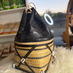 Sac panier artisanal avec finitions en cuir de mouton fait main au Burkina Faso, sac en fibres naturelles tressées et cuir authentique africain