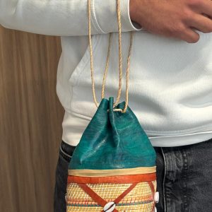 Découvrez ce sac unique alliant l’authenticité du panier artisanal et l’élégance du cuir véritable. Fabriqué à la main au Burkina Faso, il est conçu à partir de fibres naturelles tressées avec soin, puis sublimé par du cuir de mouton travaillé par des artisans locaux. Ce mélange de matières offre un rendu à la fois robuste, léger et tendance. Le panier apporte une touche naturelle et traditionnelle, tandis que le cuir ajoute du caractère et de la finition. Chaque sac est une pièce unique, reflet d’un savoir-faire africain authentique. Idéal pour vos sorties, vos courses ou pour compléter une tenue avec une touche originale, ce sac incarne parfaitement l’esprit artisanal et responsable.