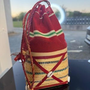 Sac panier artisanal avec finitions en cuir de mouton fait main au Burkina Faso, sac en fibres naturelles tressées et cuir authentique africain