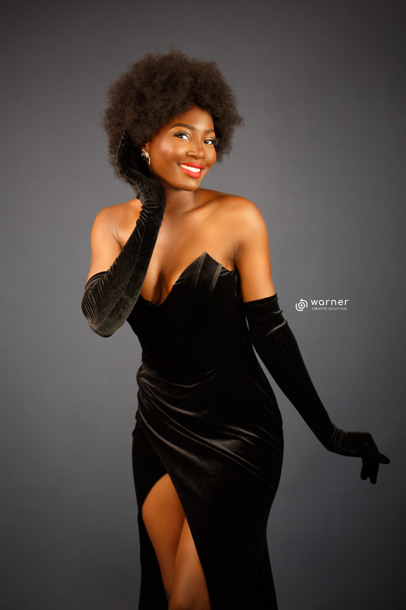 "Perruque afro naturelle femme en cheveux crépus noirs, style volumineux, présentée sous différents angles. Disponible sur Debi Store, boutique spécialisée en produits africains.