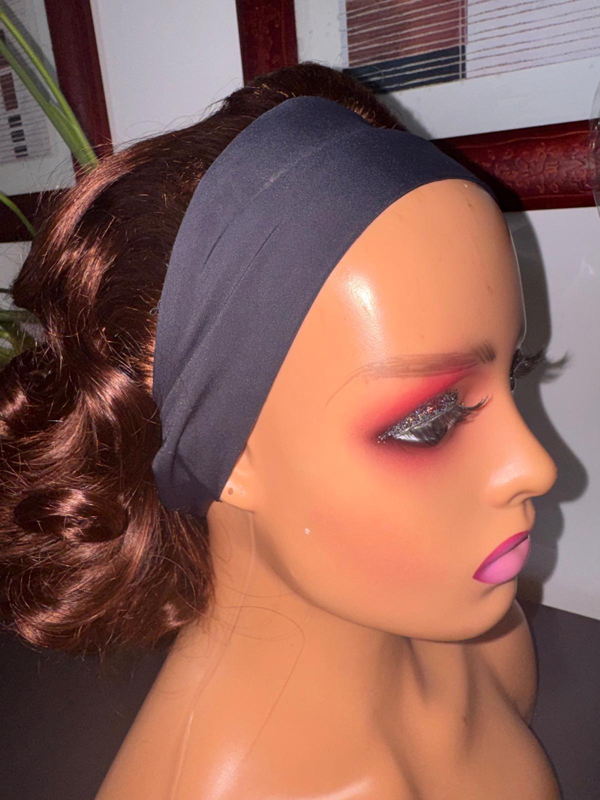 perruque bandeau couleur châtain cuivrée avec bouncy naturelles, offrant un rendu volumineux, souple et élégant. Sa coupe facile à porter une mise en place rapide et un look naturel quotidien