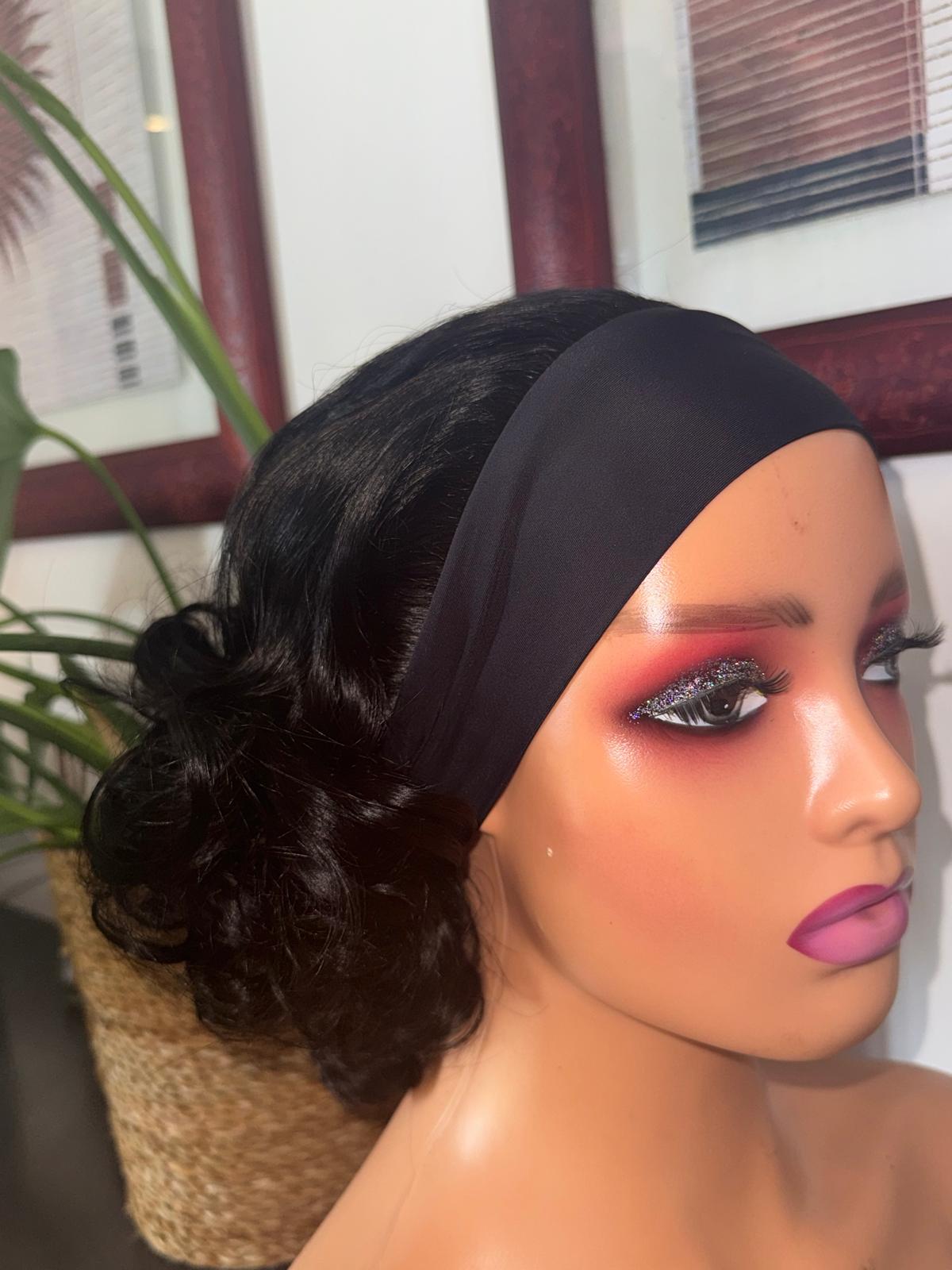Perruque bandeau noire avec boucles bouncy rebondissantes, offrant un volume naturel et un mouvement fluide. Modèle léger, facile à enfiler grâce au bandeau intégré, idéal pour un look élégant et pratique au quotidien.